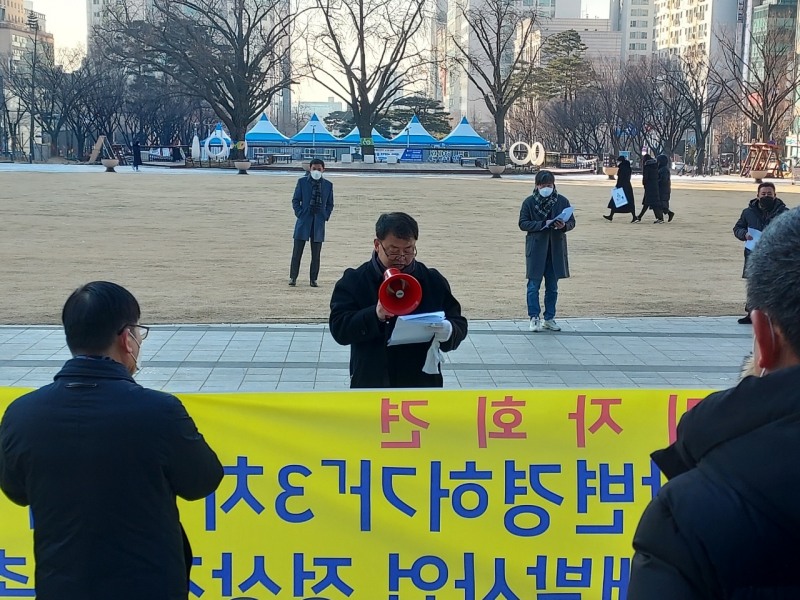 "화도진지의 물리적 흔적과 병영마을의 흔적을 찾고 현존하는 근현대 역사문화유산에 대한 조사와 대책이 필요하다"며 성명서를 낭독하고 있는 전기원 조합장