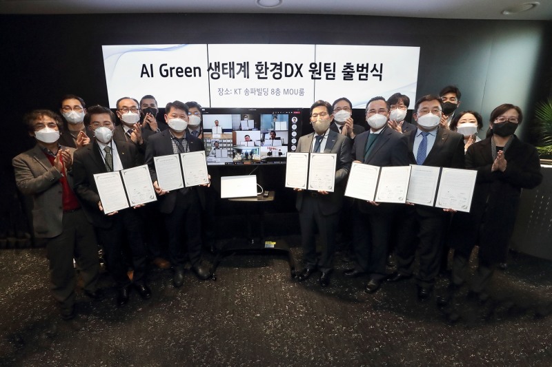 AI Green 생태계 환경DX 원팀 출범식에 온∙오프라인으로 참석한 주요 관계자 기념 사진 모습. 앞줄 왼쪽부터 김학겸 한국리모델링협회장, 안흥국 한샘 리하우스사업본부장, 이상락 KOTITI원장, 정상기 한국실내환경협회장, 송재호 KT AI/DX융합사업부문장. 사진=KT