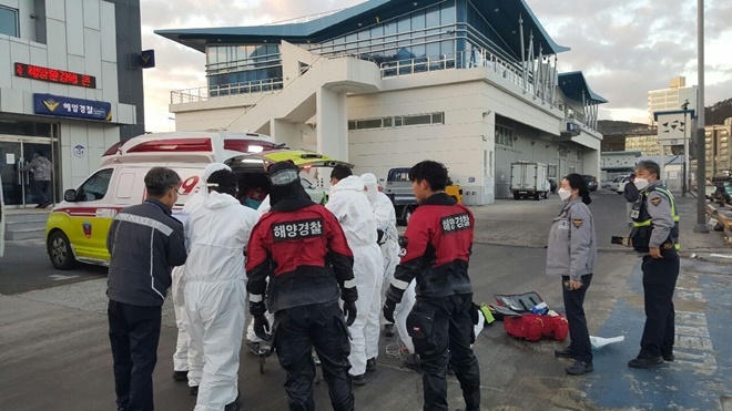 1월 22일 오전 7시20분 기장군 연화리 오랑대 공원 앞 해상 갯바위 낚시객 익수자 119이송중.(사진제공=울산해양경찰서)