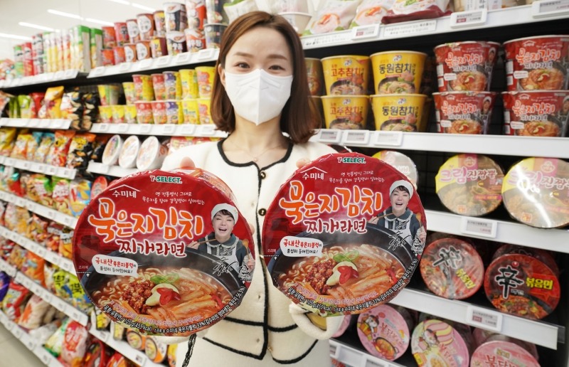 세븐일레븐, 김수미 손잡고 세븐셀렉트 ‘수미네 묵은지김치찌개라면’ 출시