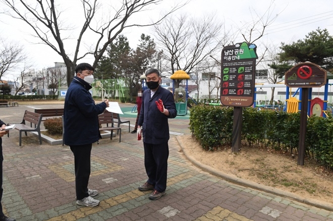 오규석 기장군수는 25일 오후 2시 30분경 유니버셜 디자인 공원으로 조성 중인 기장읍 ‘남산공원 재정비' 현장을 방문해 점검하고 있다.(사진제공=부산 기장군)