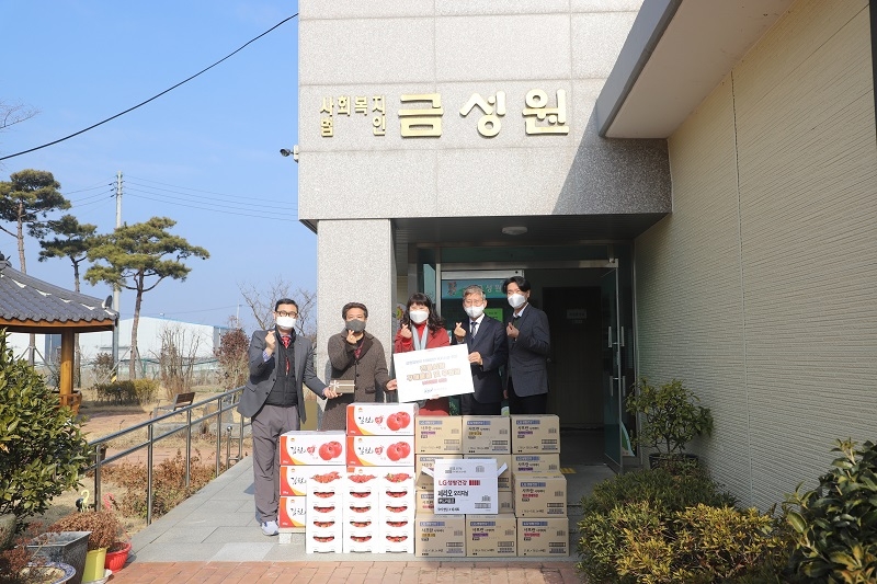 좌측부터 전력거래소 사회적가치추진팀 팀장 유석, 전력거래소 전력노조위원장 이진우, 금성원 원장 최성숙, 전력거래소 이사장 정동희, 전력거래소 우리노조위원장 곽지섭전력거래소. (사진= 전력거래소)