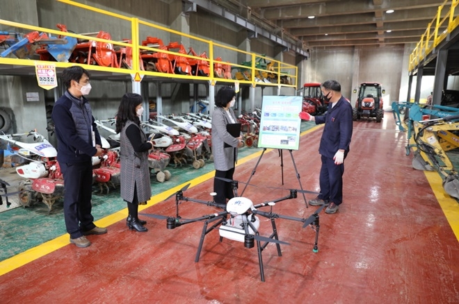 오규석 기장군수는 26일 오후 2시 30분경 지역 농업인의 경제적 부담을 덜 수 있도록 운영 중인 농업기술센터 ‘농기계 임대사업장’을 방문해 사업 추진 전반에 대해 점검하고 있다.(사진제공=부산 기장군)
