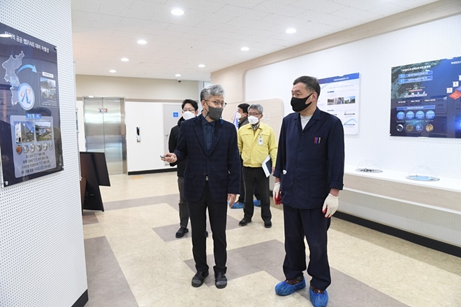 오규석 기장군수는 28일 오전 10시 30분경 ‘동남권 방사선 의·과학 일반산업단지’ 내 소재한 ‘파워반도체 상용화센터’를 방문해 ‘파워반도체 산업 클러스터 조성 사업’의 추진 현황 전반에 대해 점검하고 있다.(사진제공=부산 기장군)