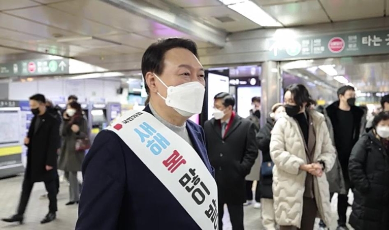 국민의힘 윤석열 대선 후보가 설 연휴 첫날인 지난달 29일 서울 강남역에서 시민들과 인사를 나누고 있다. 사진=연합뉴스