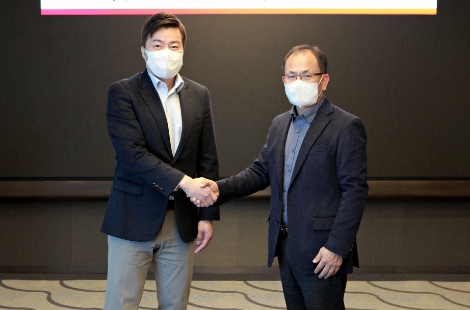 하민용 SKT Innovation Suite 담당(오른쪽)과 장혜덕 에퀴닉스 코리아 대표(왼쪽)가 기념사진을 촬영하고 있다. 사진=SK텔레콤