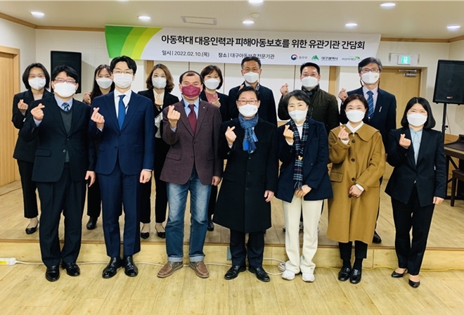 박범계 법무부장관이 대구광역시아동보호전문기관을 방문하여 간담회 참석자들과 함께 기념촬영을 하고 있다.(사진제공=법무부)