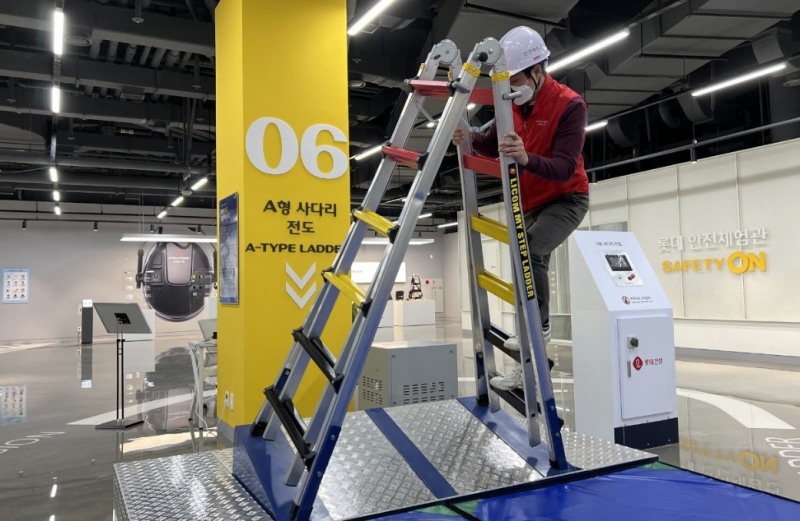 안전체험관에서 롯데건설 직원이 사다리 전도 체험을 진행 중이다.(사진=롯데건설)