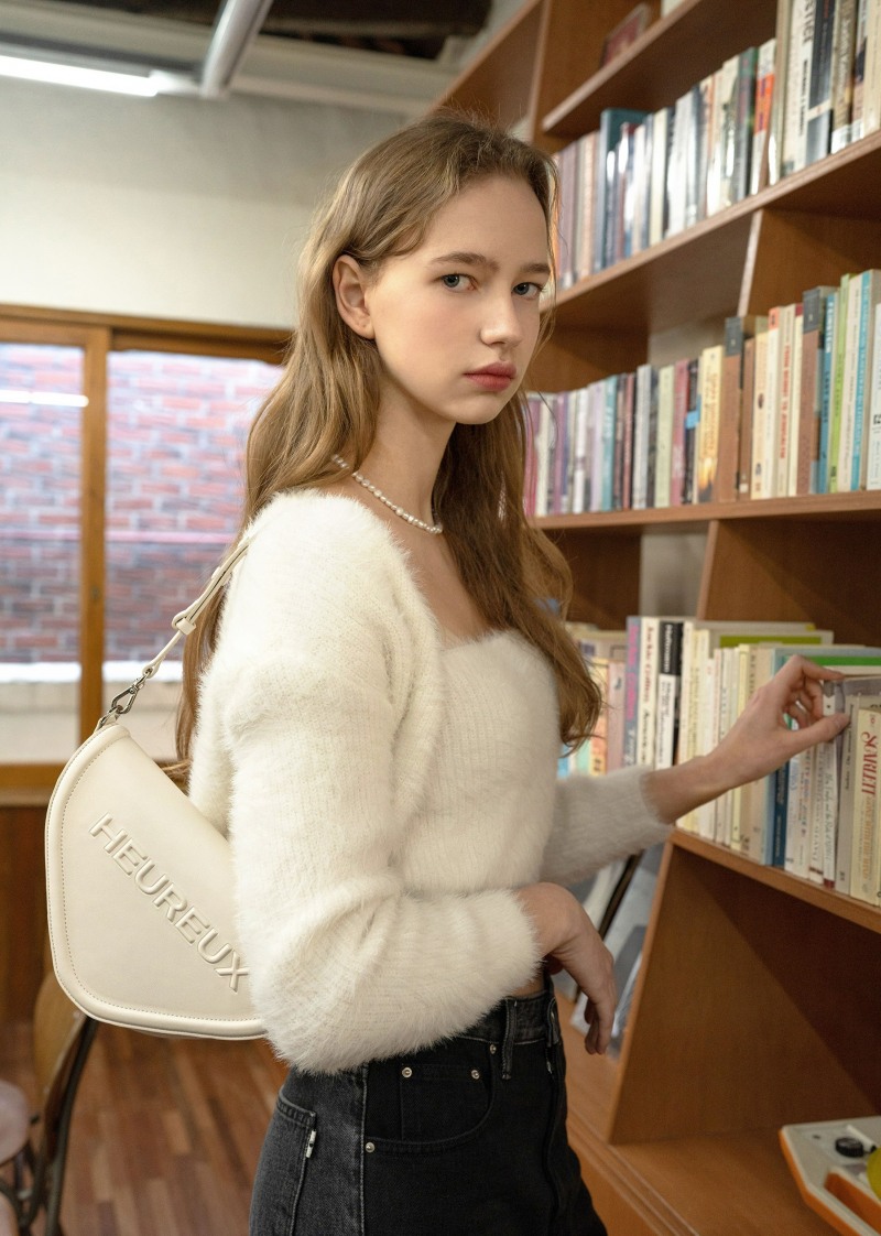 오르바이스텔라 22년 봄 컬렉션 3종 중 부드러운 삼각형 형태로 세련된 분위기를 강조한 ‘TRIANGLE(트라이앵글)’