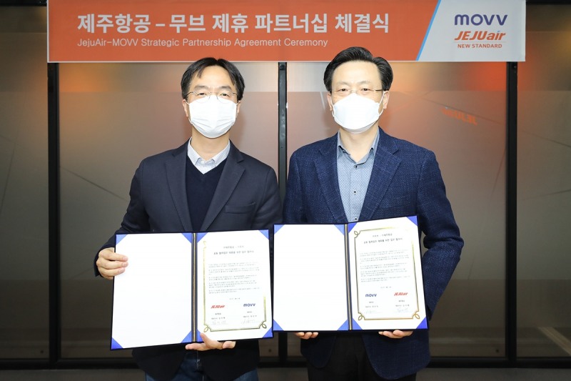 김이배 제주항공 대표이사(오른쪽)와 최민석 무브 대표이사(왼쪽)가 기념촬영을 하고 있다.(사진=제주항공)