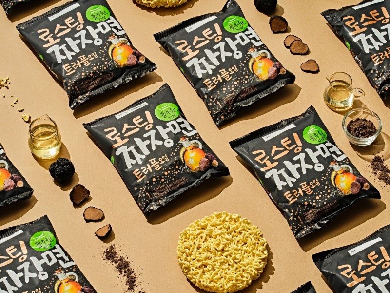 풀무원 ‘로스팅 짜장면 트러플오일’ 출시