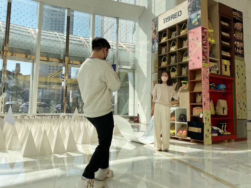 롯데온, 친환경 소비 확산 주제로 작품 전시 진행