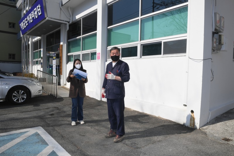 오규석 기장군수는 25일 오후 2시 30분경 ‘건강가정다문화가족지원센터 정관분소’ 개소를 위해 개·보수 공사 중인 ‘기장군도시관리공단(2층)’을 방문해 추진현황을 점검하고 있다.(사진제공=부산 기장군)