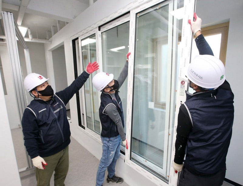 'LX Z:IN 인테리어 아카데미'에서 교육생들이 창호 제품 시공 교육을 받고 있는 모습.(사진=LX하우시스)
