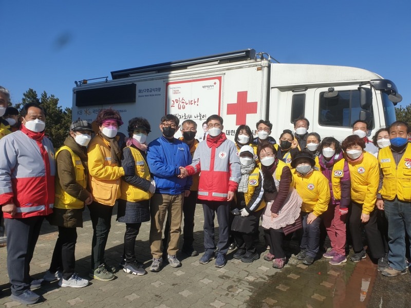 이랜드복지재단 정영일 대표(중앙 좌측)와 대한적십자사 이상천 사무총장(중앙 우측) 등이 산불 피해가 발생한 강원지역을 방문해 이재민을 위로하고 적십자 봉사원들의 구호 활동을 격려하고 있다.(사진제공=대한적십자사)