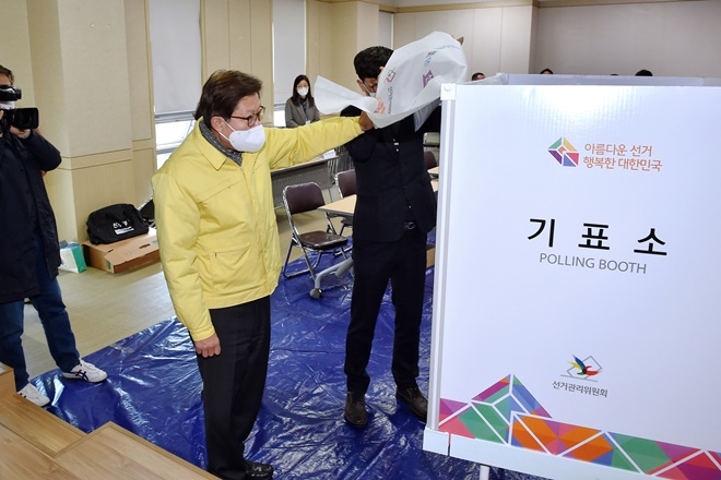 박형준 부산시장이 사전투표 논란 연산4동 제3투표소를 방문해 점검하고 있다. (사진제공=부산시)