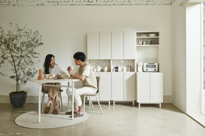 한샘 유로501 플랫 제품으로 꾸민 홈 카페 모습.(사진=한샘)