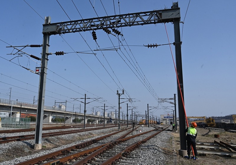 코레일 전기분야 작업자가 열차운행 안전확보를 위해 전차선 위에 지어진 까치집을 제거하고 있다.(사진=코레일)