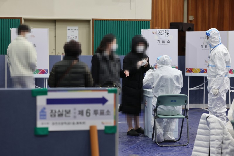 제20대 대통령선거일인 9일 오후 서울 송파구 잠전초등학교 체육관에 마련된 잠실본동 제5투표소에서 코로나19 확진·격리 유권자들이 투표하고 있다. (사진=연합뉴스)