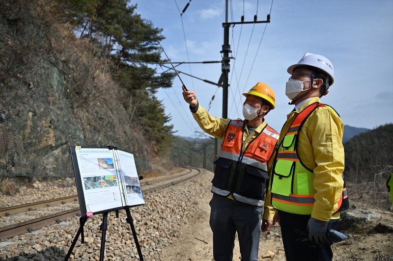 나희승 코레일 사장(사진 오른쪽)이 11일 경북 봉화군 영동선 낙석 우려지역을 직접 점검하고 있다.(사진=코레일)