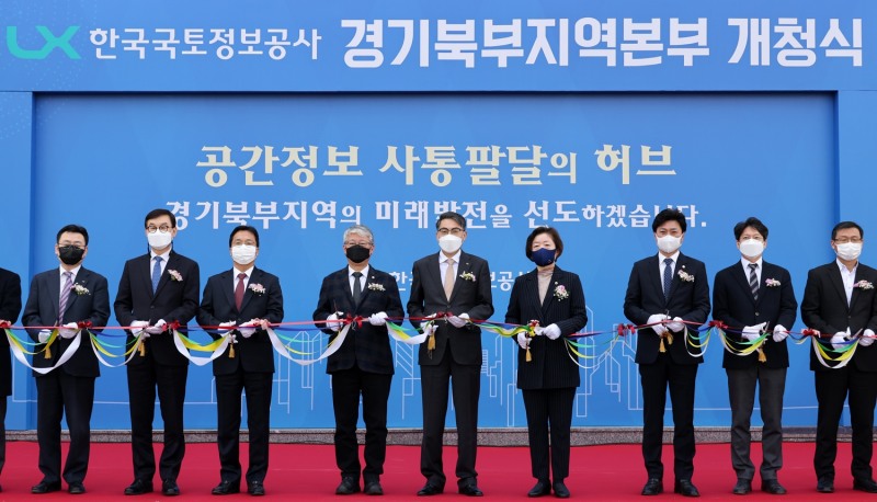 LX경기북부지역본부 개청식에서 내빈들이 테이프 커팅식을 하고 있다. 왼쪽 네 번째부터 조응천 더불어민주당 의원, 김정렬 LX한국국토정보공사 사장, 문경희 경기도의회 의장. (사진=LX한국국토정보공사)