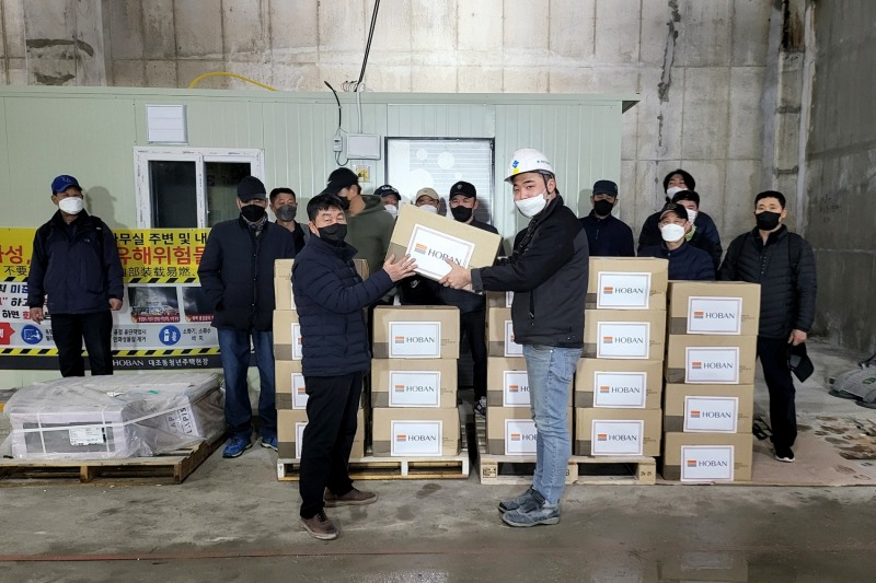 호반건설 건설 현장 코로나19 위문품 전달 모습.(사진=호반그룹)