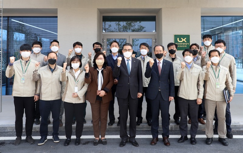 맨앞줄 왼쪽부터 LX공사 오애리 경영지원본부장, 김정렬 사장, 손종영 공간정보연구원장 등이 LX공간정보연구원 내 AIㆍ빅데이터분석센터 개소식에 참석했다. (사진=LX공사)