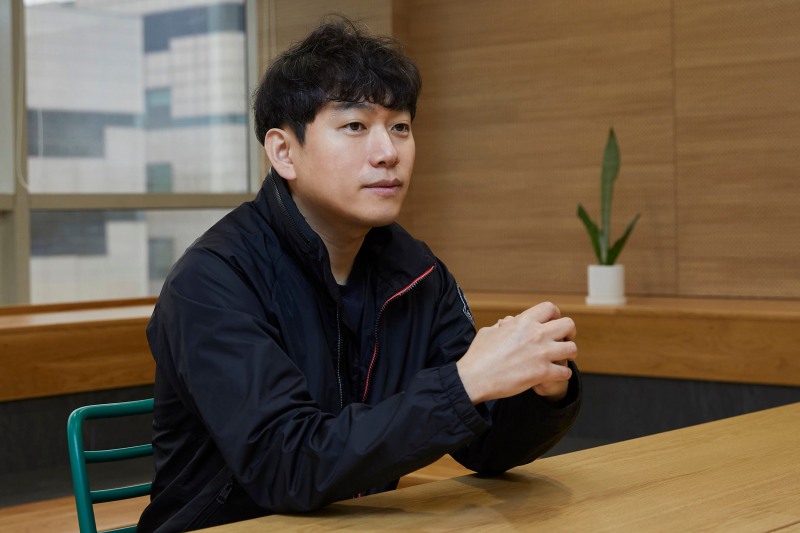 네오플 역삼 오피스에서 인터뷰에 참여한 윤명진 총괄 디렉터 . 사진=네오플
