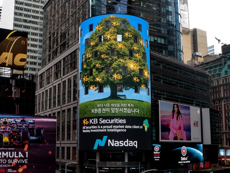 KB증권, 나스닥 전광판에 ‘보다 나은 세상을 위한 투자’ 광고 게시