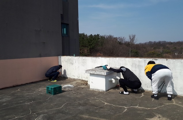 성락보호작업장 옥상 방수작업을 하고 있는 사회봉사 대상자들.(사진제공=대구준법지원센터)
