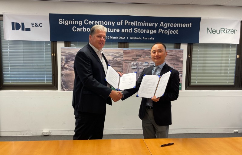 DL이앤씨 마창민 대표이사(오른쪽)가 뉴라이저사 필 스테이블리 사장(왼쪽)과 탄소 포집 • 활용 및 저장 시설 건설을 위한 개념설계와 기본설계를 수행하는 우선 계약 합의서를 체결했다.(사진=DL이앤씨)