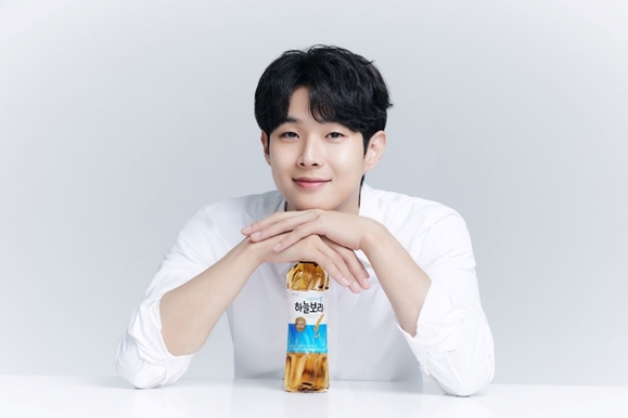 웅진식품, '하늘보리' 새 모델로 배우 최우식 발탁