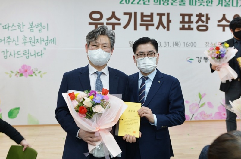 왼쪽부터 일화 김윤진 부사장,오른쪽 이정훈 강동구청장. (사진=일화)