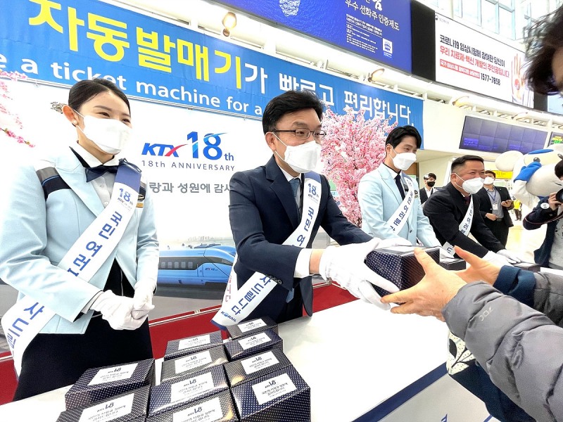 나희승 코레일 사장(사진 왼쪽 두 번째)이 고객에게 기념품을 전달하며 감사인사를 하고 있다.(사진=코레일)