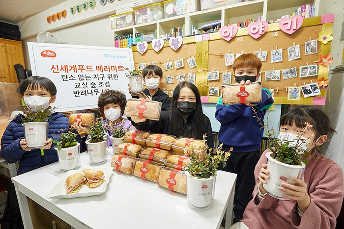 사진설명 : 4일 신세계푸드가 환경단체 트리플래닛과 함께 서울 광진구 군자동 한사랑지역아동센터에 ‘베러미트(Better Meat)’ 대체육 햄을 활용한 샌드위치와 반려나무를 기증했다. ‘베러미트’ 대체육을 통해 탄소저감, 지구환경에 기여하겠다는 ESG 경영의지를 담아 진행한 이날 행사를 시작으로 신세계푸드는 다양한 기업, 단체와 협업을 통해 대체육을 통한 지속가능성의 가치를 알리는 다양한 활동을 펼쳐나갈 계획이다.