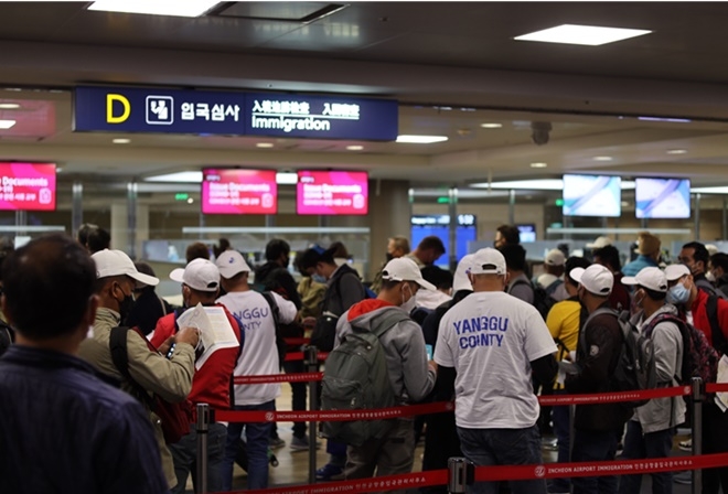 필리핀 국적 계절근로자가 입국심사 대기를 하고 있다.(사진제공=법무부)