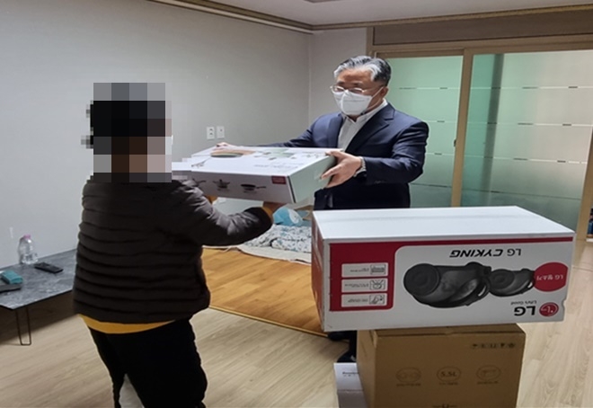 유정호 소장이 가전제품을 전달하며 격려하고 있다.(사진제공=제주보호관찰소)