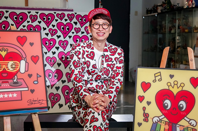 동성케미컬이 팝아티스트 찰스장과 한정판 DIY 흡음재 '빅썸 데코 아트'를 출시하고 오는 16일부터 사전 예약판매를 실시한다.