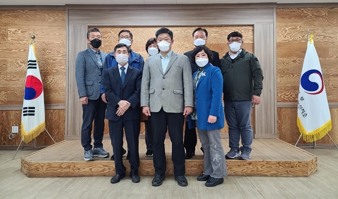 4월 13일 논산보호관찰위원협의회 윤종순 회장을 비롯한 회원들이 지역 맞춤형 범죄예방 활동을 활발하게 전개하기로 뜻을 모으고 기념 촬영하고 있다.(사진제공=논산보호관찰소)