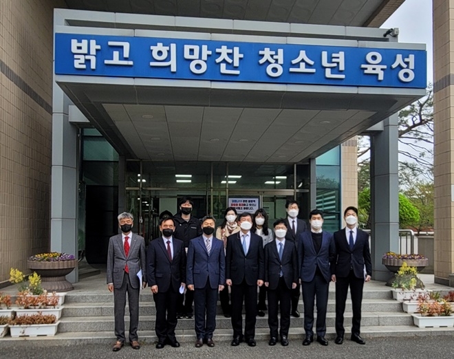 부산가정법원 한영표 법원장과 부장판사 등 8명이 14일 부산소년원을 방문하고 기념촬영. (사진제공=부산소년원)