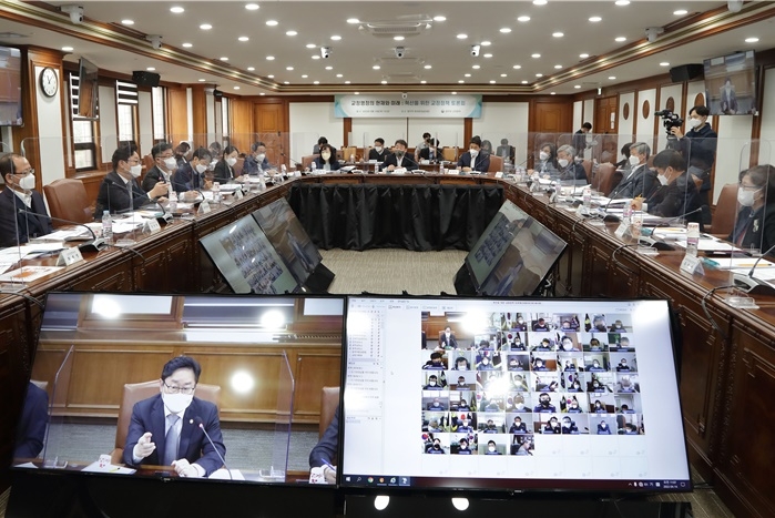 박범계 법무부장관이 14일 ‘교정행정의 현재와 미래’라는 주제에 대한 토론회에 참여하고 있다.(사진제공=법무부)