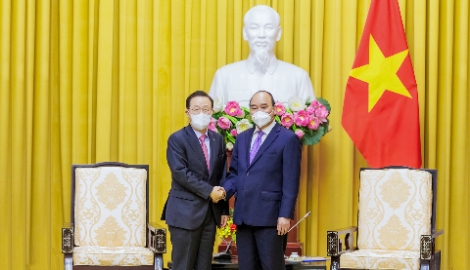 윤대희 신용보증기금 이사장(왼쪽)과 응우옌 쑤언 푹 베트남 주석(오른쪽)이 14일 베트남 주석궁에서 만나 인사를 나누고 있다. 사진=신용보증기금