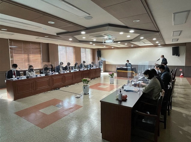 서울가정법원 김인겸 법원장 일행이 서울소년분류심사원을 방문해 업무협력을 강화하기 위해 논의하고 있다.(사진제공=서울소년분류심사원)