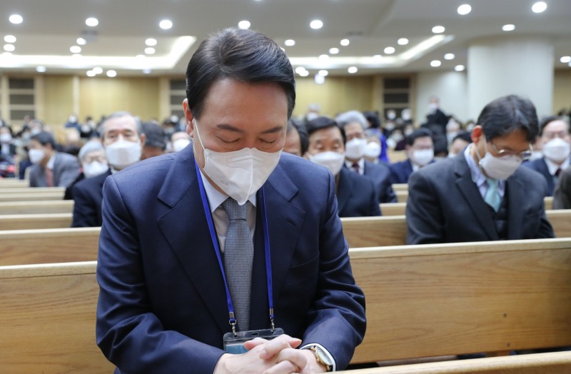 국민의힘 윤석열 대선 후보가 2일 오전 서울 강동구 명성교회 신년주일예배에 참석해 기도하고 있다.(사진=연합뉴스)