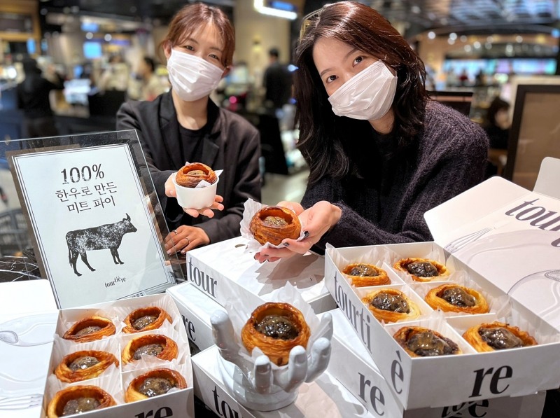 갤러리아백화점은 명품관에서 28일까지 버터 파이에 한우 떡갈비가 더해진 특별한 베이커리 팝업스토어를 선보인다.해당 브랜드는 성수동 베이커리 전문점 <뚜르띠에르>로, 최근 SNS 상에서 인기를 끌며 품절 대란을 끌고 있는 성수동 소재 베이커리 전문점이다. 대표 상품은 ‘미트파이’로 버터향이 담긴 파이에 100% 한우로 만든 담양식 떡갈비가 더해진 점이 특징이다.