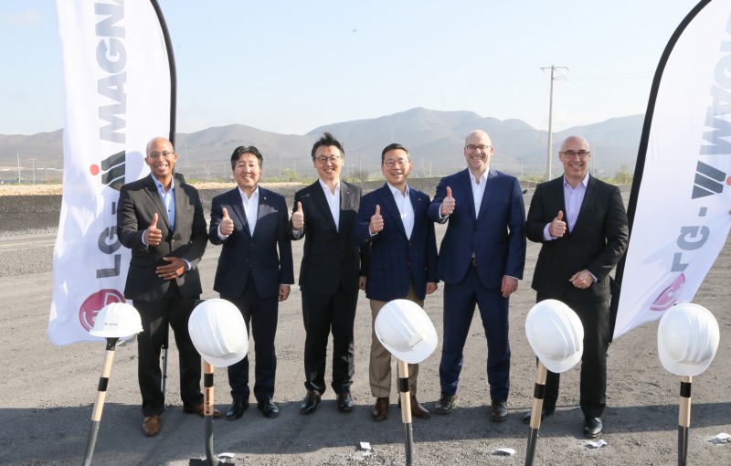LG마그나 이파워트레인이 멕시코에 전기차 부품 생산공장을 설립한다. 현지시간 19일 멕시코 라모스 아리즈페에서 LG마그나 전기차 부품 생산공장 착공식을 가졌다. 사진 왼쪽 두 번째부터 LG마그나 정원석 대표, LG전자 은석현 VS사업본부장, LG전자 조주완 CEO, 마그나 파워트레인 톰 럭커(Tom Rucker) 대표, GM(General Motors) 제프 모리슨(Jeff Morrison) 부사장. 사진=LG마그나