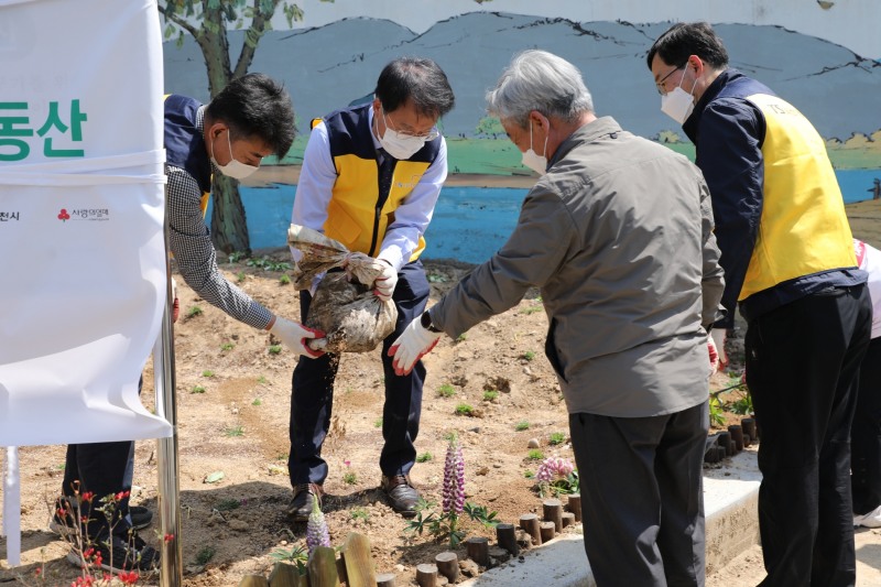 한국교통안전공단 권용복 이사장(왼쪽 두 번째)이 TS 꽃동산을 조성하고 있는 모습.(사진=한국교통안전공단)