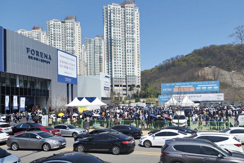 17일 진행된 ‘한화 포레나 천안아산역’ 선착순 동호지정 계약 행사에 수많은 고객들이 몰렸다.(사진=한화건설)