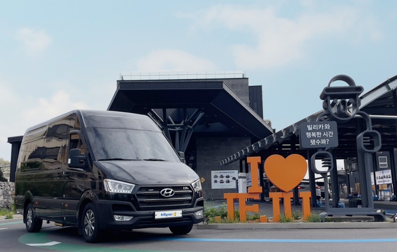 SK렌터카가 제주 지역에 운전기사가 포함된 단기렌터카 서비스를 시범 운영에 나선다.(사진=SK렌터카)