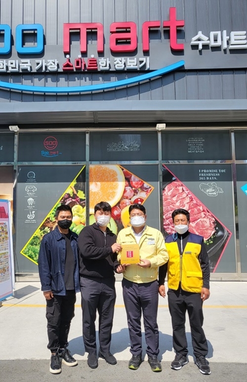 정관읍은 4월 20일 휘게소, 수마트, 정관읍지역사회보장협의체와 함께 ‘정관마을이음’ 사업의 성금 기탁식과 현판식을 갖고 기념촬영. 왼쪽부터 서덕상 휘게소 이사, 신하수 수마트 대표, 김종천 정관읍장, 최진호 정관읍지역사회보장협의체 위원장.(사진제공=부산 기장군)